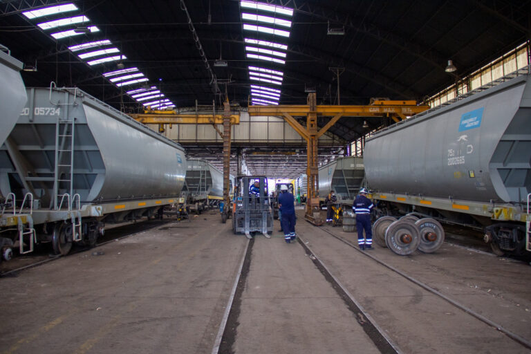 Trenes de carga: compra y reparación de material rodante mediante acuerdos con cerealeras
