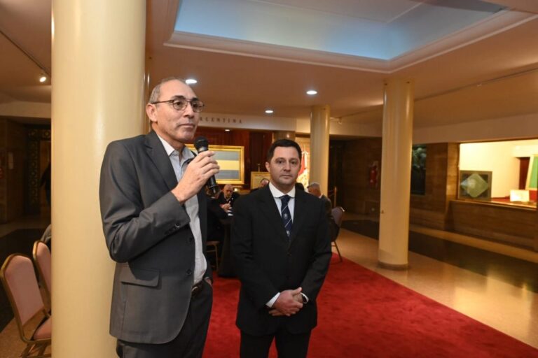 Histórico: se fijaron los precios pizarra en el Monumento a la Bandera