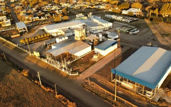 Industria láctea: pyme familiar inauguró planta a contramano de tres paralizadas