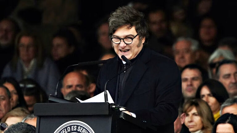 El equilibrio fiscal no lo pagan todos: Milei anunció baja de retenciones y reprobó el aumento de jubilados en la Rural