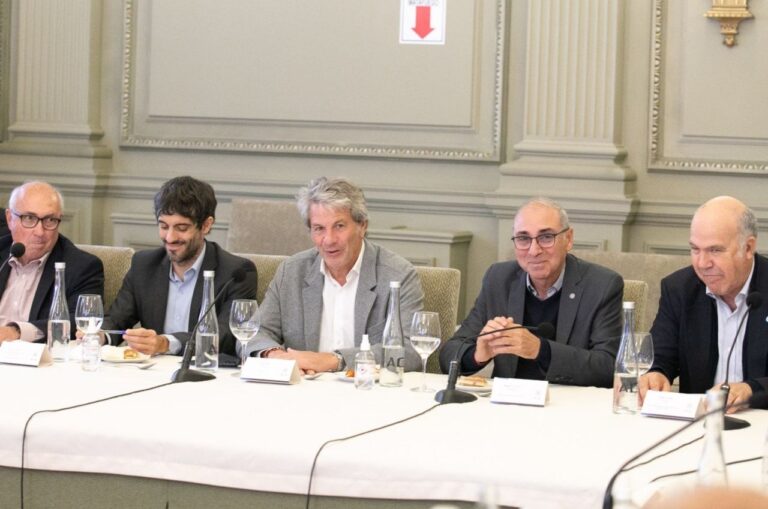 Baja de retenciones: la Bolsa de Rosario recibió al equipo económico de Nación