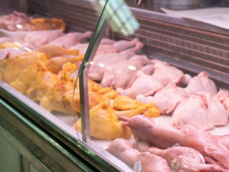 La sobreoferta de pollo por el cierre de las exportaciones baja los precios y dispara el consumo