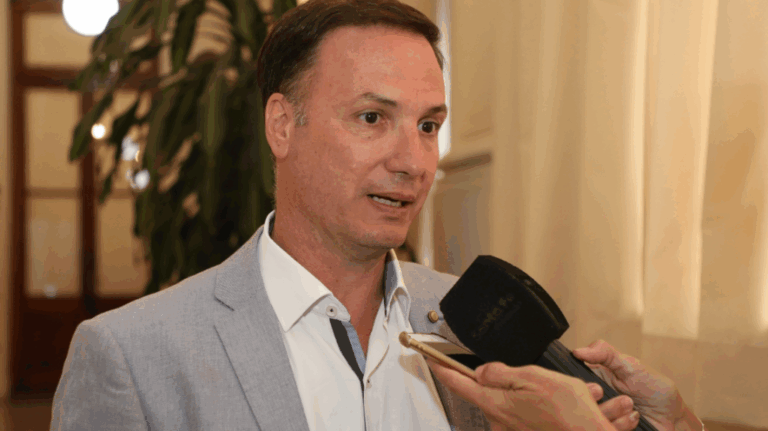 La Provincia impulsará el cobro de entre 30 y 45 dólares a cada camión que ingrese a los puertos del cordón industrial