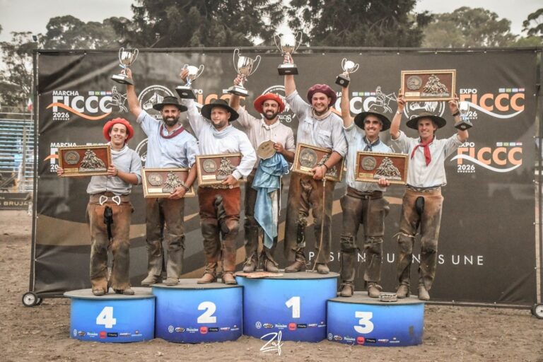 Los primeros dos lugares del podio por las paleteadas (rodeos) qiedó en manos de jinetes argentinos.
