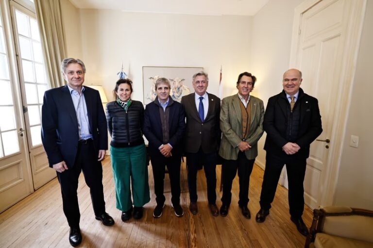 Luis Caputo visitó la Rural y enfrió expectativas sobre la baja de retenciones